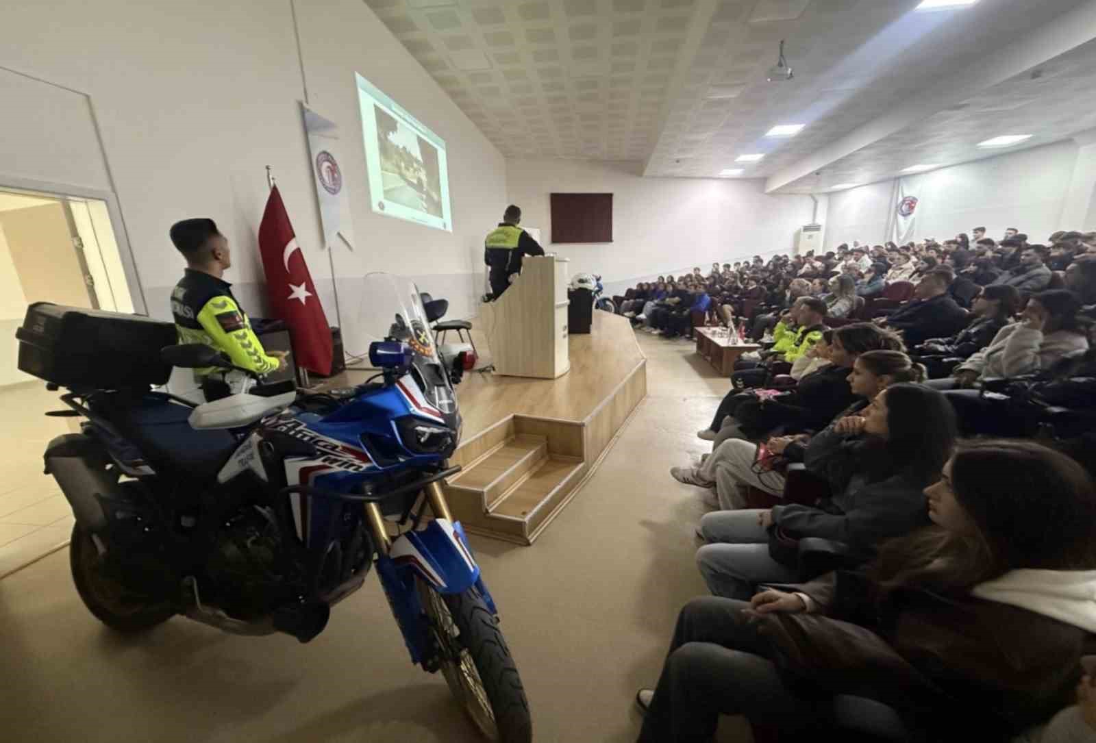 Çanakkale’de motorsiklet sürücülerine eğitim