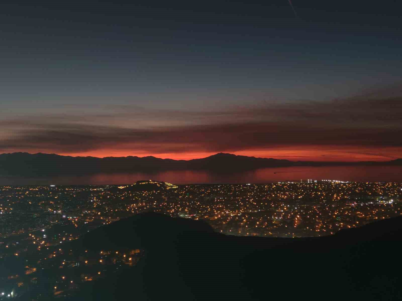 Van’da büyüleyici günbatımı: Gökyüzü kızıla boyandı, kartpostallık manzaralar ortaya çıktı