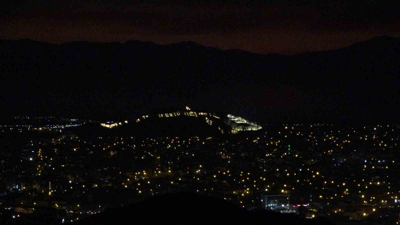 Van&rsquo;da b&uuml;y&uuml;leyici g&uuml;nbatımı: G&ouml;ky&uuml;z&uuml; kızıla boyandı, kartpostallık manzaralar ortaya &ccedil;ıktı
