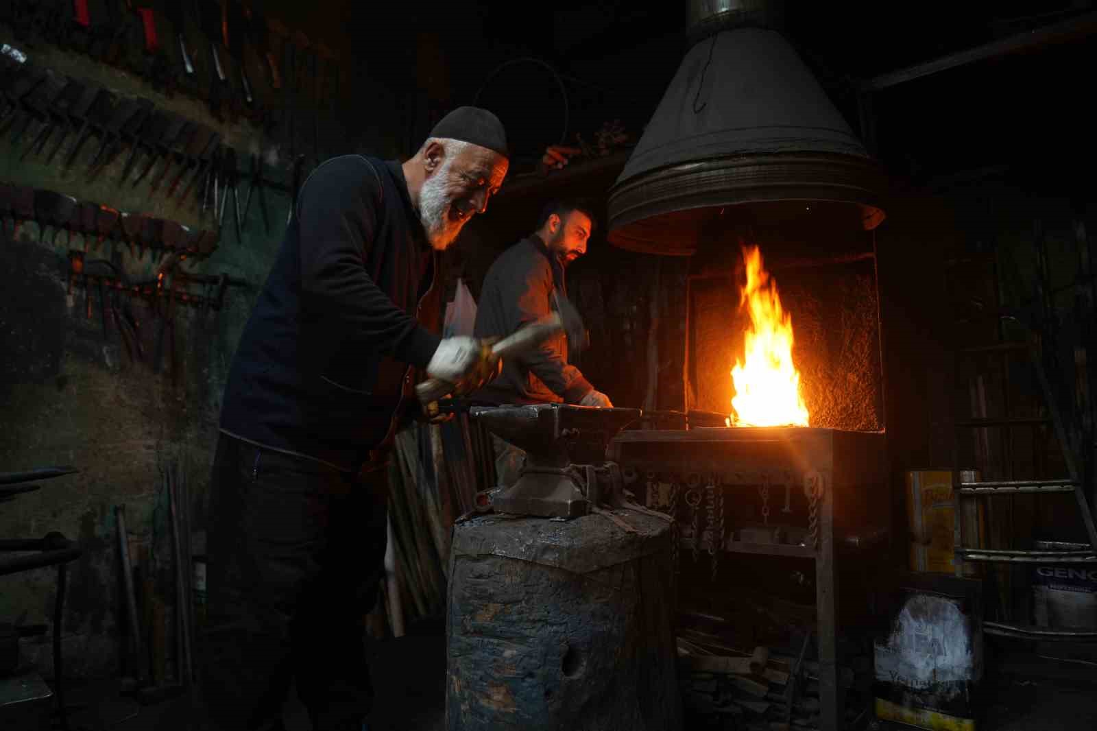 63 yaşındaki Halit Pınar yarım asırlık demircilik geleneğini yaşatıyor