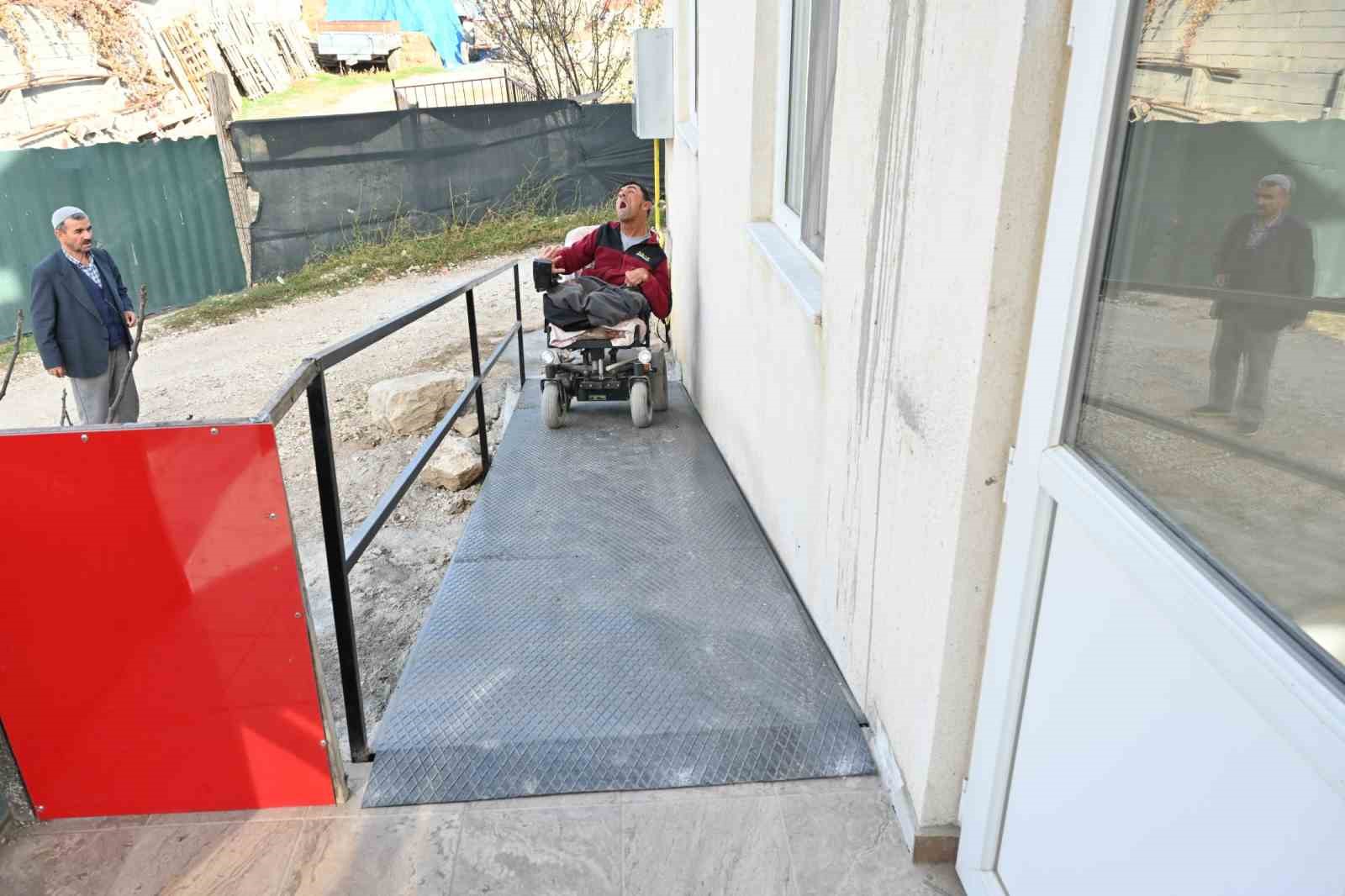 Isparta Belediyesi’nden 49 yıllık zorluğu sona erdiren engelli rampası