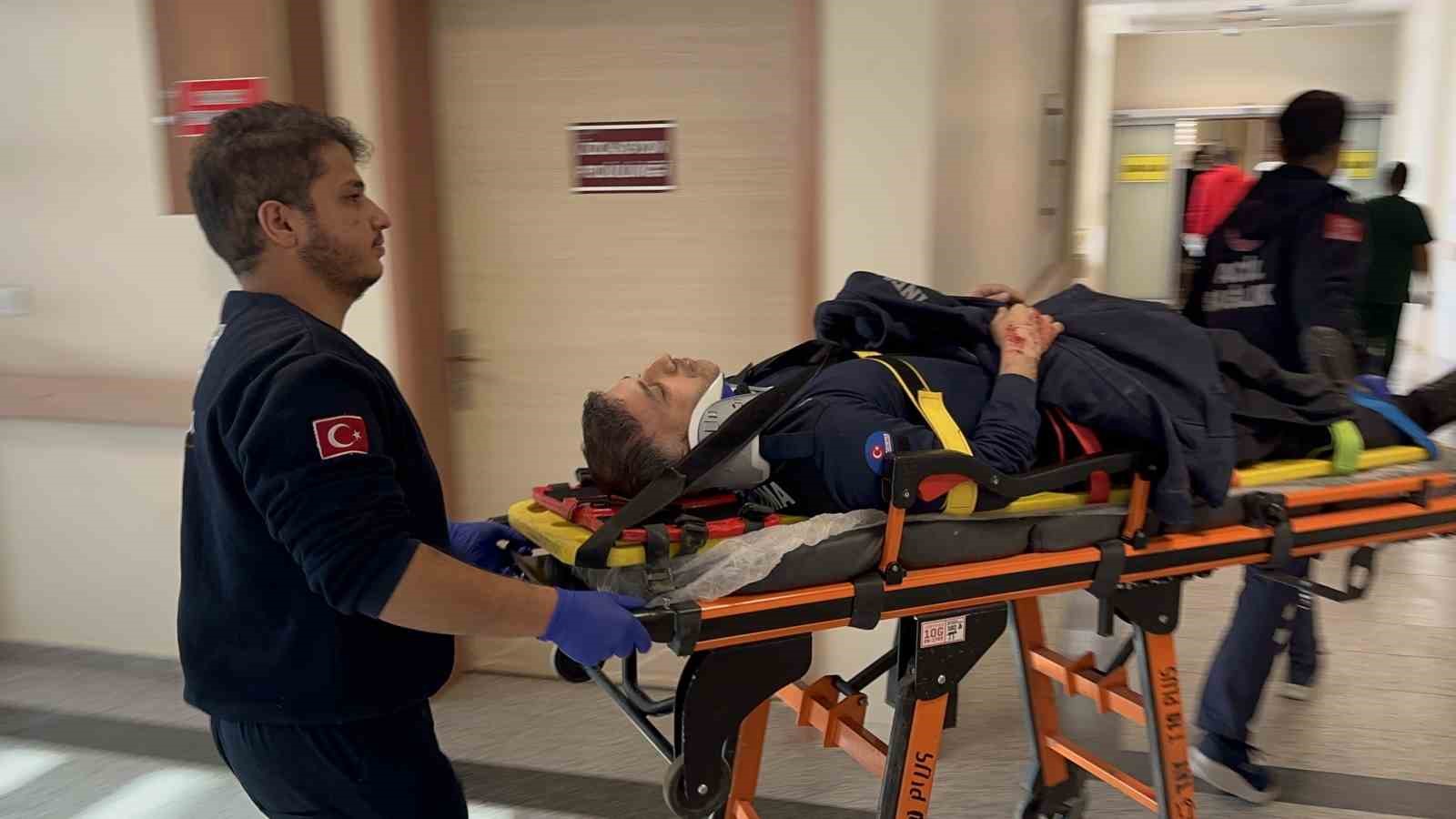 Adıyaman’da otomobiller çarpıştı: 3 infaz koruma memuru yaralandı