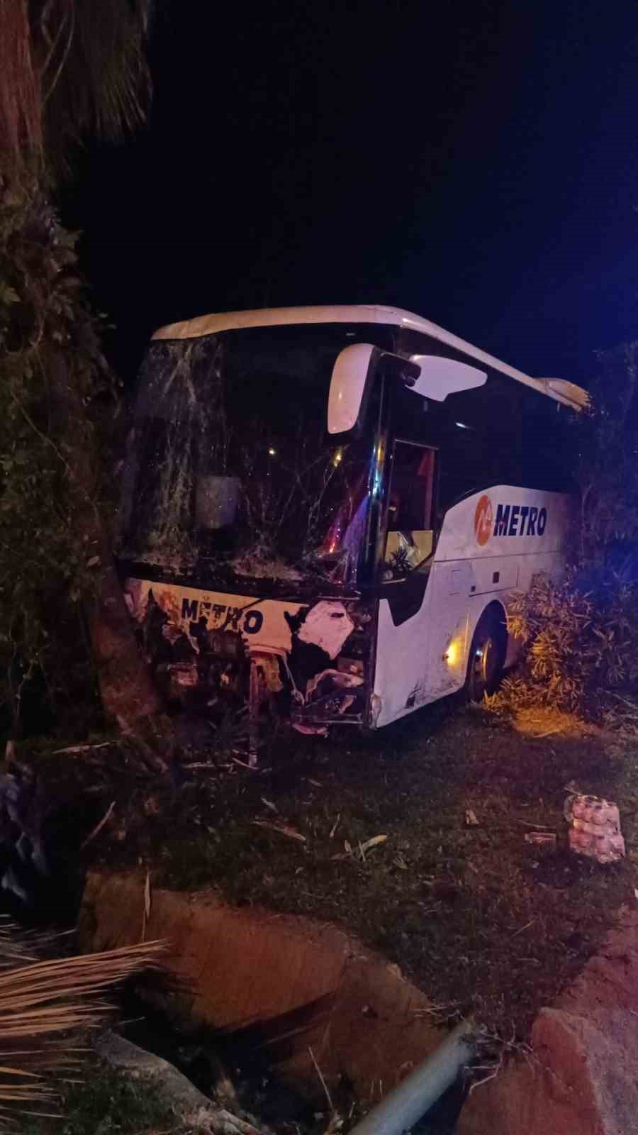 Antalya’da yolcu otobüsü refüjdeki ağaç ve aydınlatma direğine çarptı: 3 yaralı