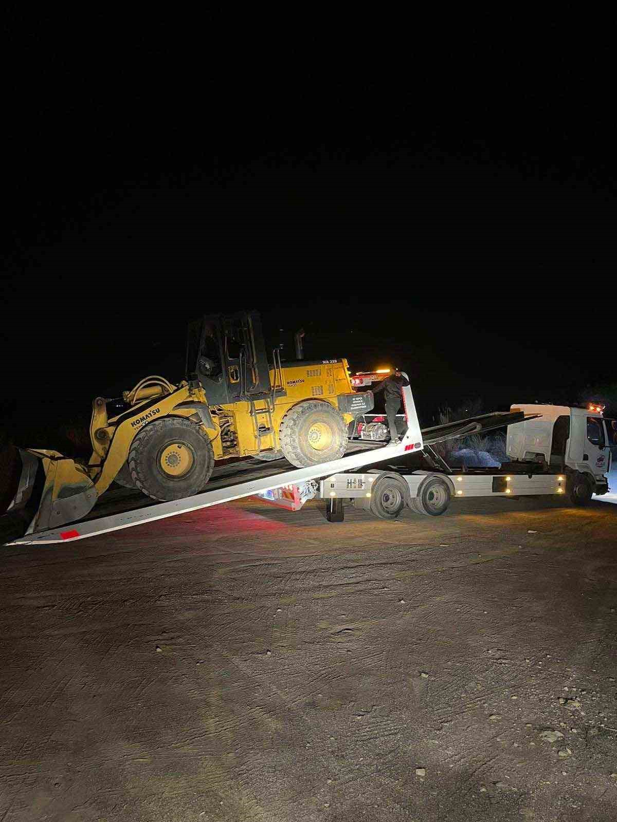 Antalya&rsquo;da kum hırsızlarına gece baskını: 1 tutuklama, 8 araca el konuldu
