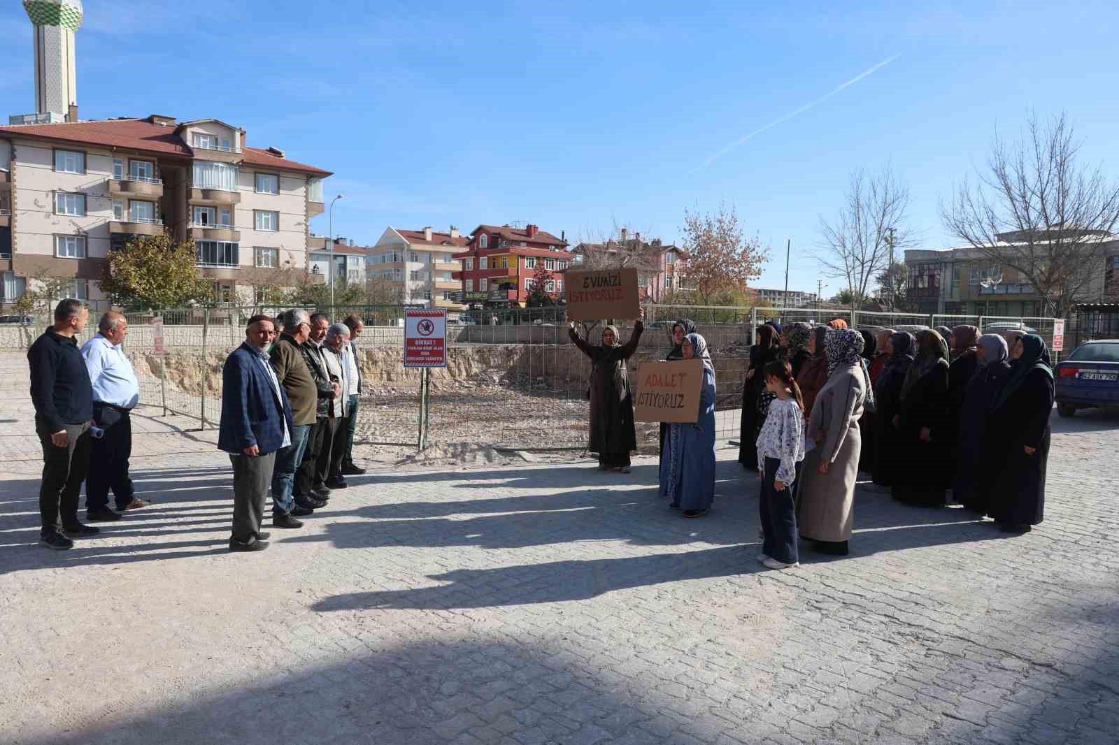 Kesilen doğal gaz borusu patlaması sonrası yıkılan apartmanın sakinleri yeni evlerine kavuşacakları günü bekliyor