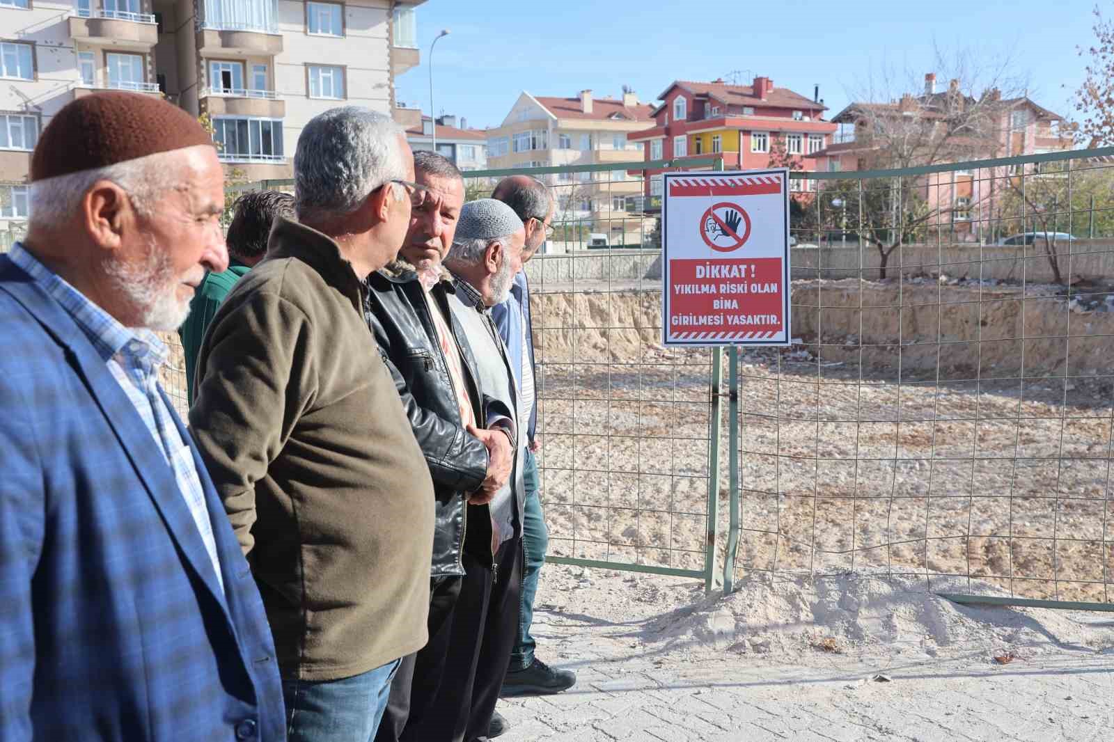 Kesilen doğal gaz borusu patlaması sonrası yıkılan apartmanın sakinleri yeni evlerine kavuşacakları g&uuml;n&uuml; bekliyor

