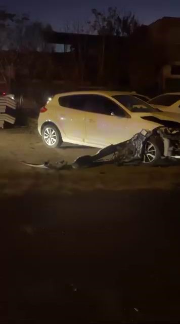 Ehliyetsiz s&uuml;r&uuml;c&uuml; park halindeki ara&ccedil;lara &ccedil;arptı: 1 yaralı
