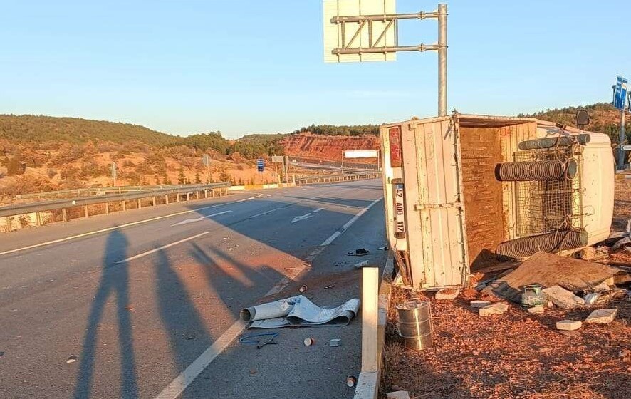 Kamyonun çarptığı kamyonet devrildi: 1 ölü, 1 yaralı