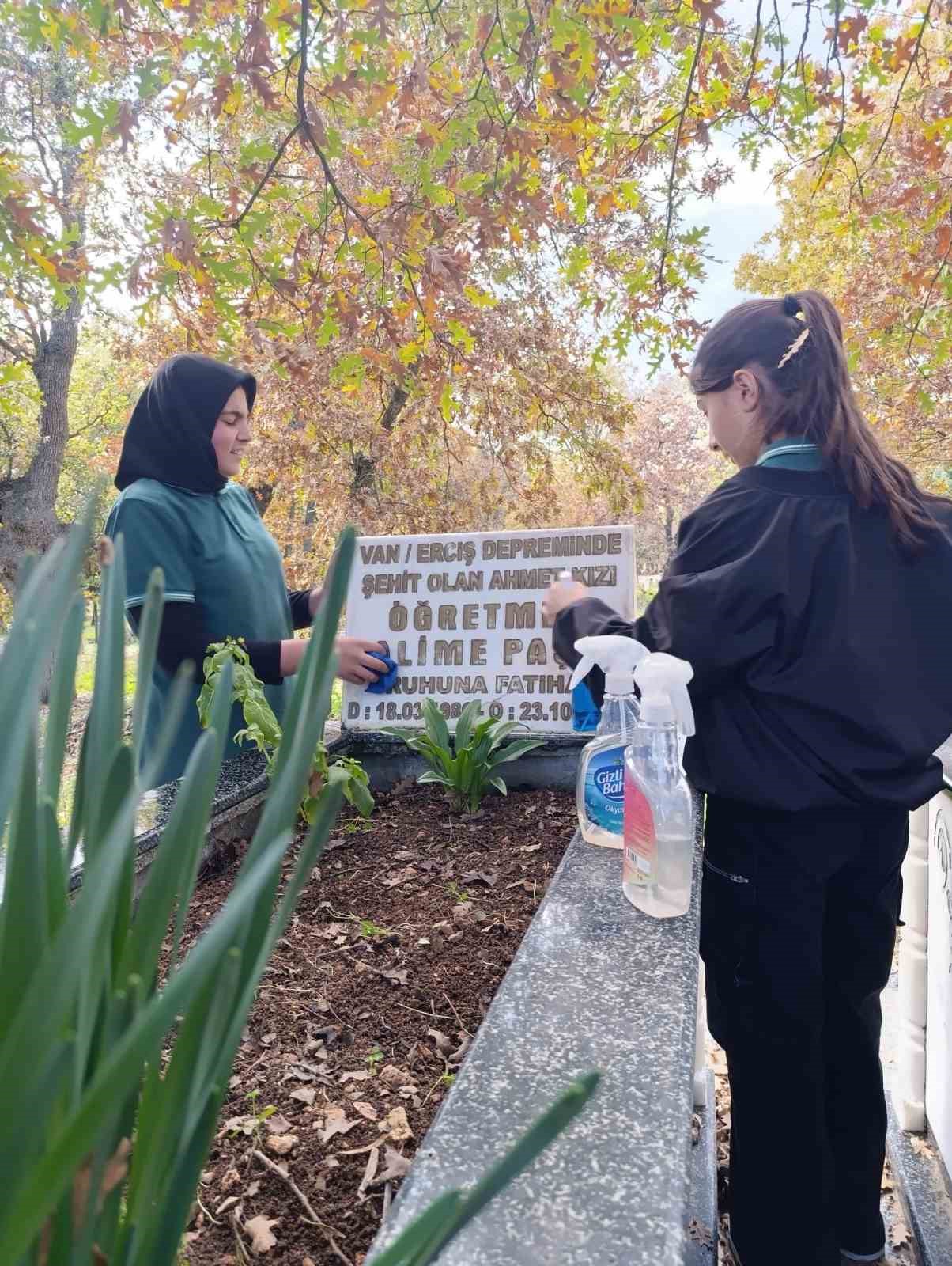 G&ouml;rdesli &ouml;ğrenciler şehit &ouml;ğretmenleri unutmadı
