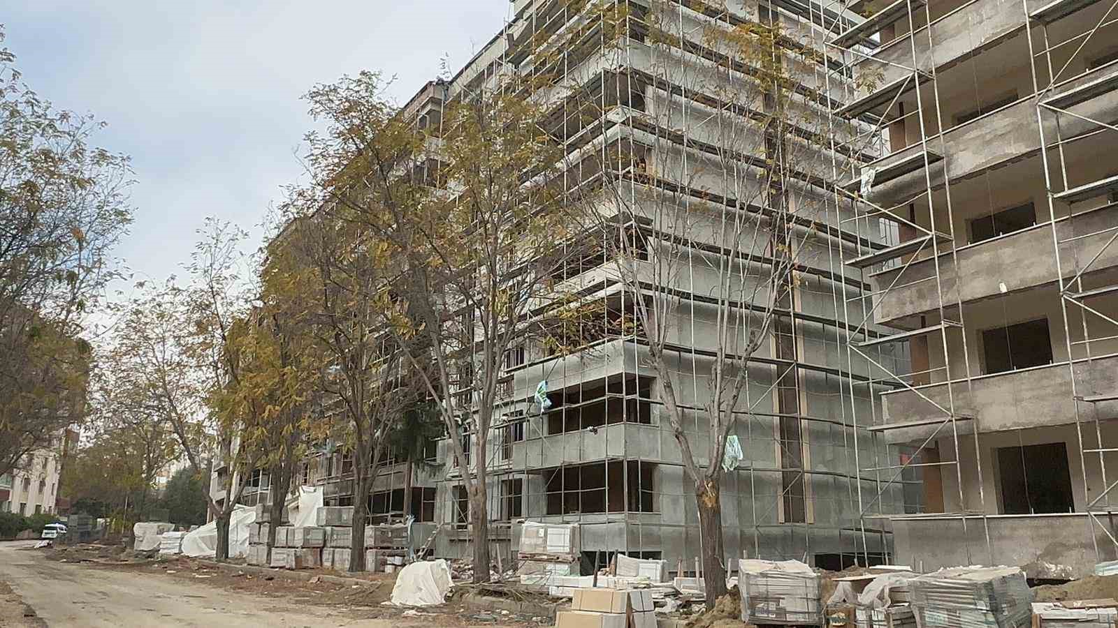 Elazığ’da inşaattan düşen işçi ağır yaralandı