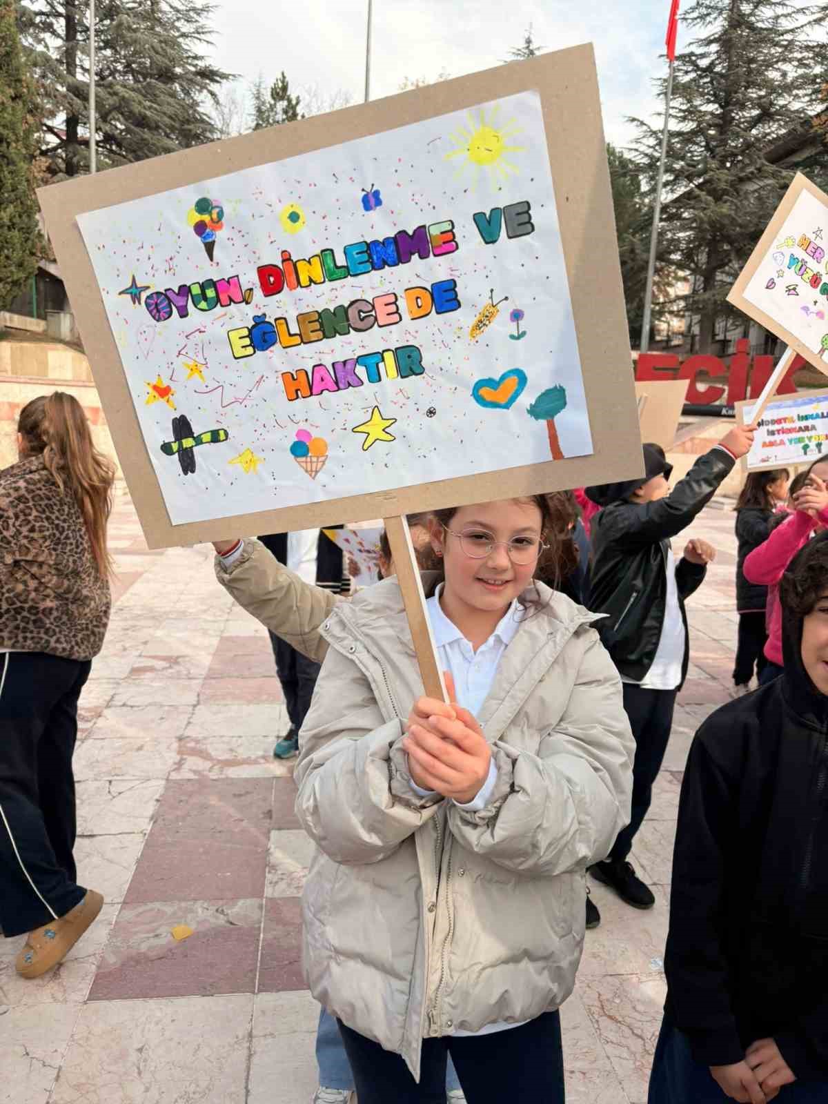 &Ccedil;ocuklar hazırladıkları pankartlarla g&uuml;nlerini kutladı
