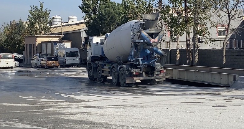 Sancaktepe&rsquo;de beton mikserinin altında kalan iş&ccedil;i yaralandı
