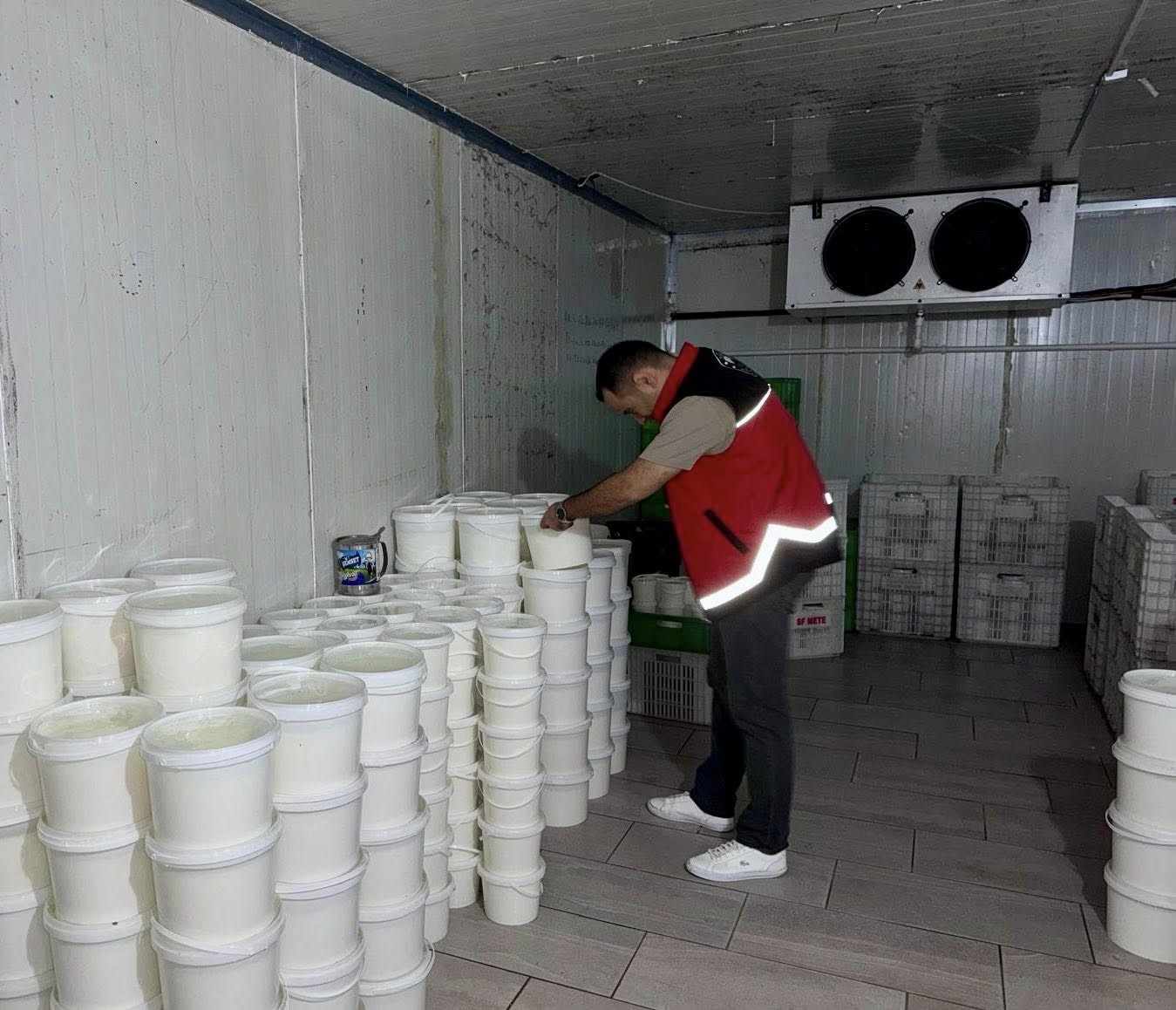 Hatay&rsquo;da kilolarca yoğurt ve peynir &uuml;r&uuml;n&uuml; imha edildi

