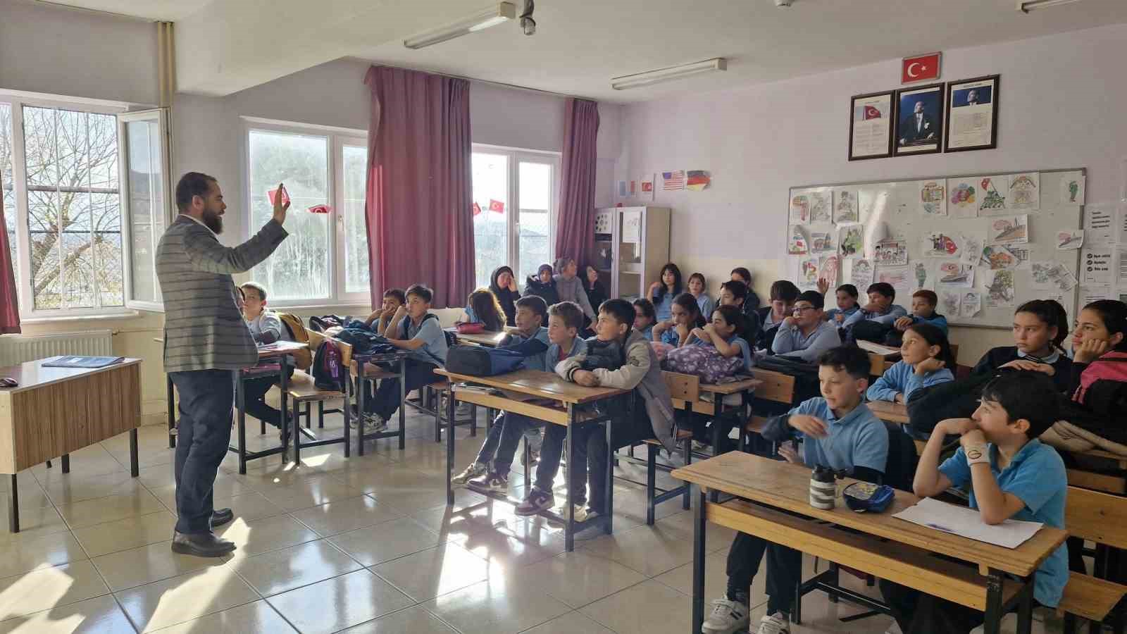 Emet İl&ccedil;e Vaizi G&uuml;l&rsquo;&uuml;n ortaokul &ouml;ğrencileriyle değerler eğitimi buluşması
