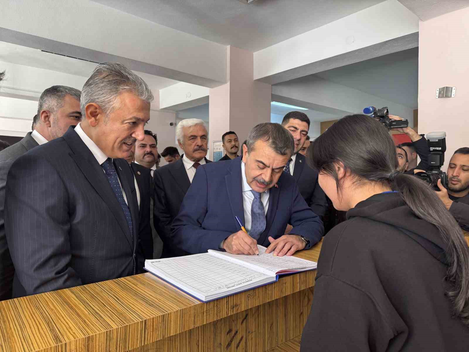 Bakan Tekin: "Mesleki teknik liseleri tercih oranı yüzde 30 iken bu yıl yüzde 42’ye yükseldi"