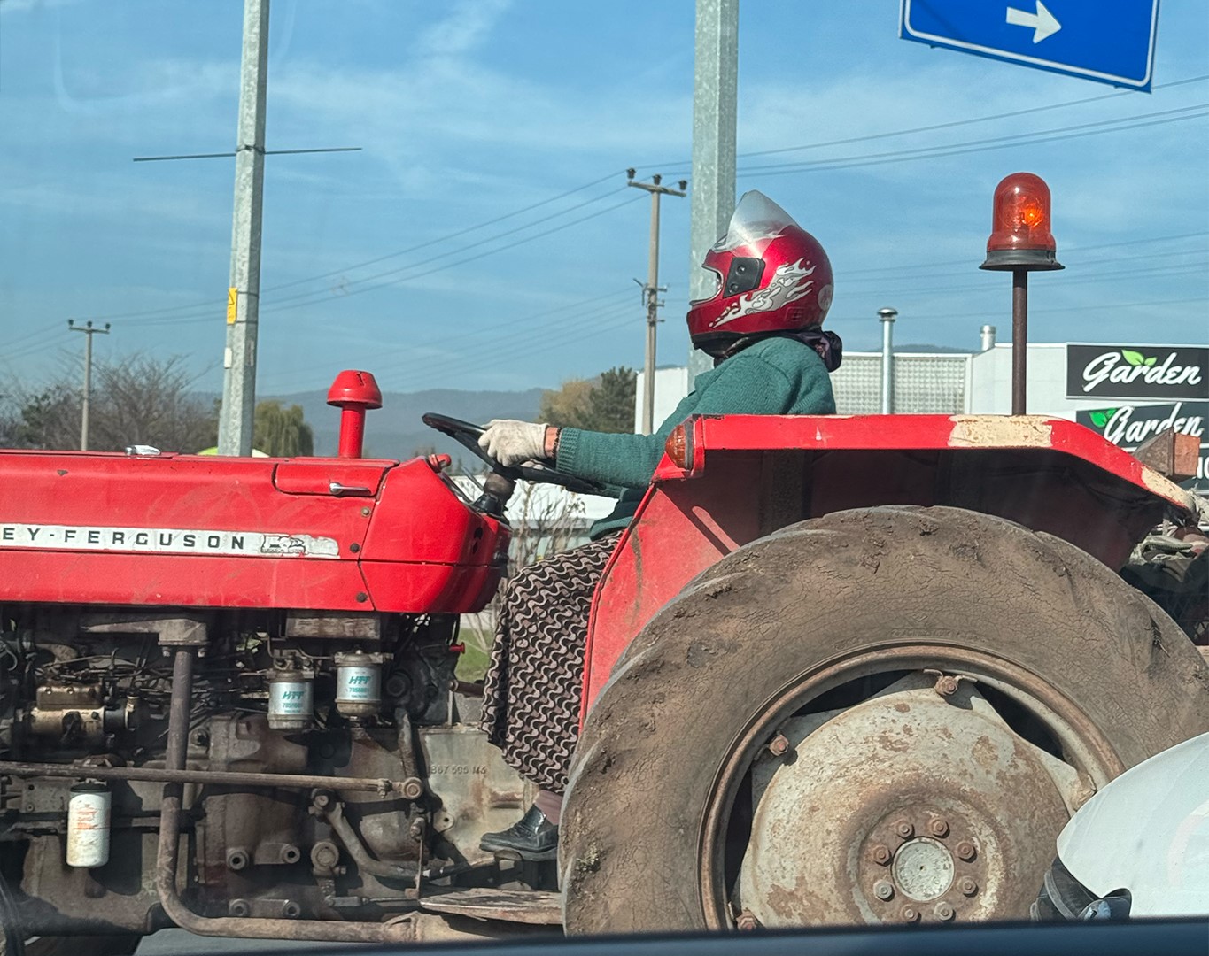 Motosiklet kaskıyla traktör kullanan kadın, sosyal medyada büyük beğeni topladı
