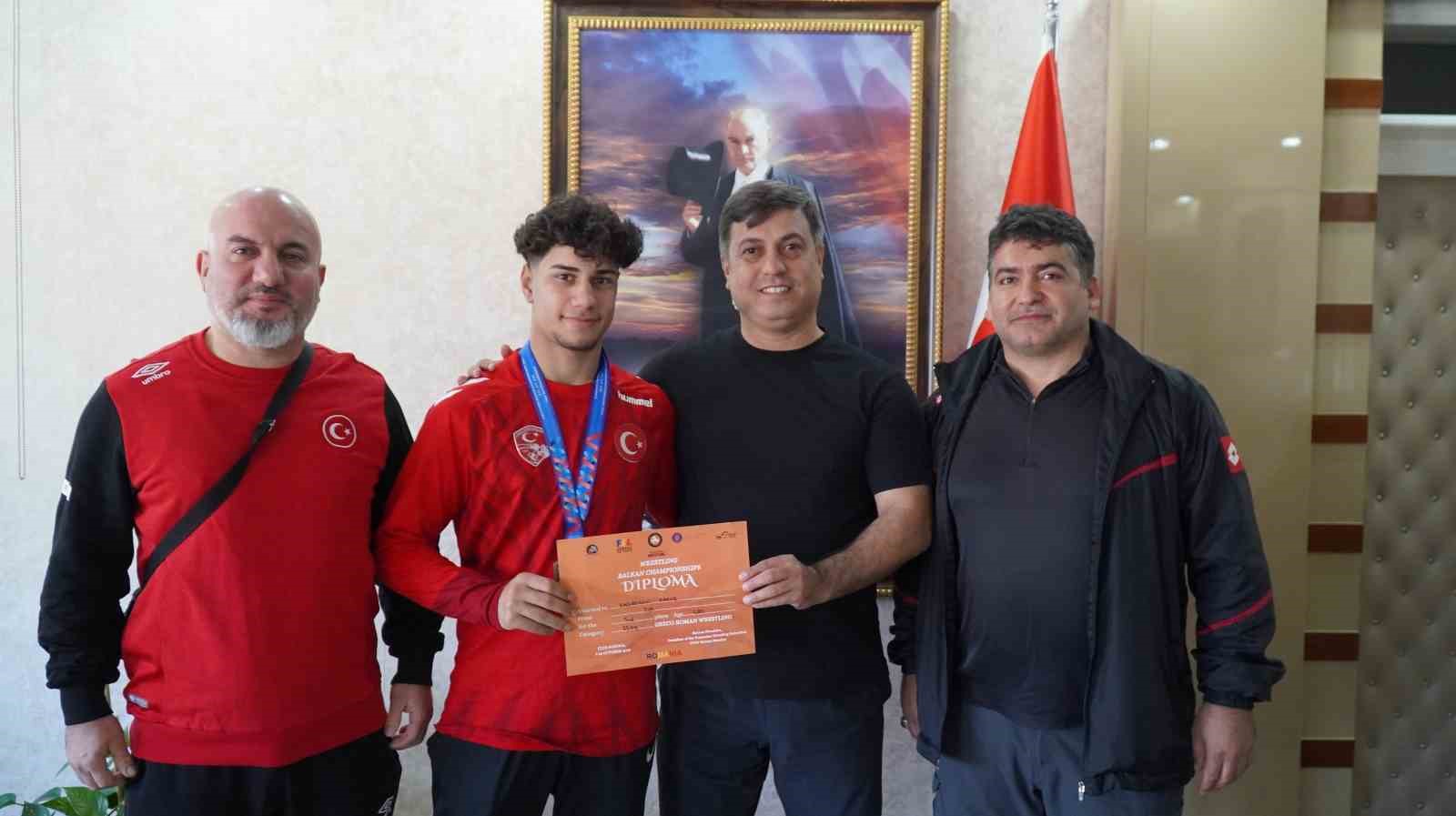 İl Müdürü Yunus Öztürk’ten milli güreşçiye tebrik
