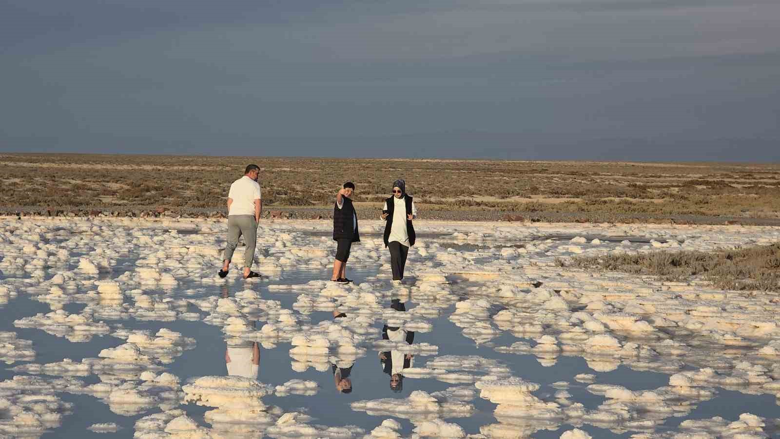 Tuz Gölü’nde sular çekildi, Pamukkale travertenlerini andırdı