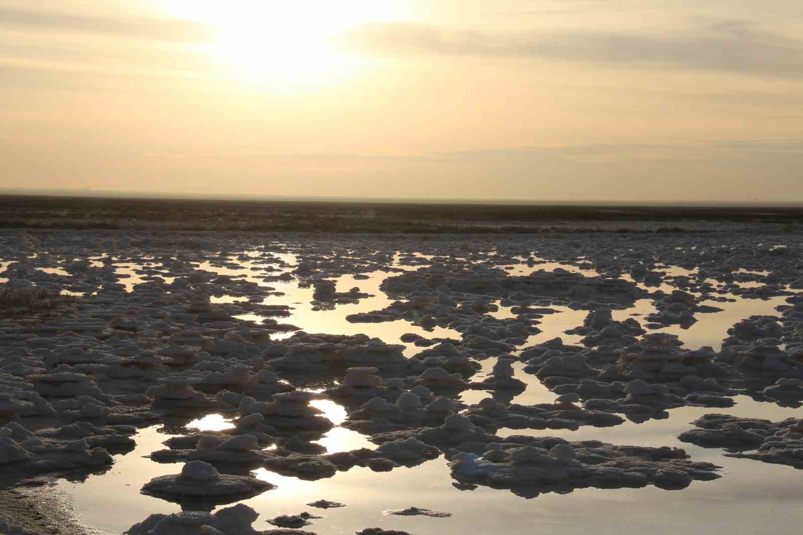 Tuz Gölü’nde sular çekildi, Pamukkale travertenlerini andırdı