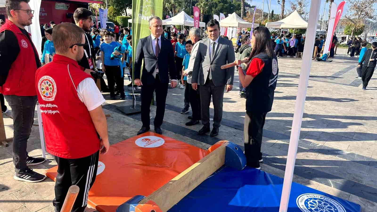 Geleneksel Oyunlar Tırı, geçmişin oyunlarını Fethiye’de öğrencilerle buluşturdu