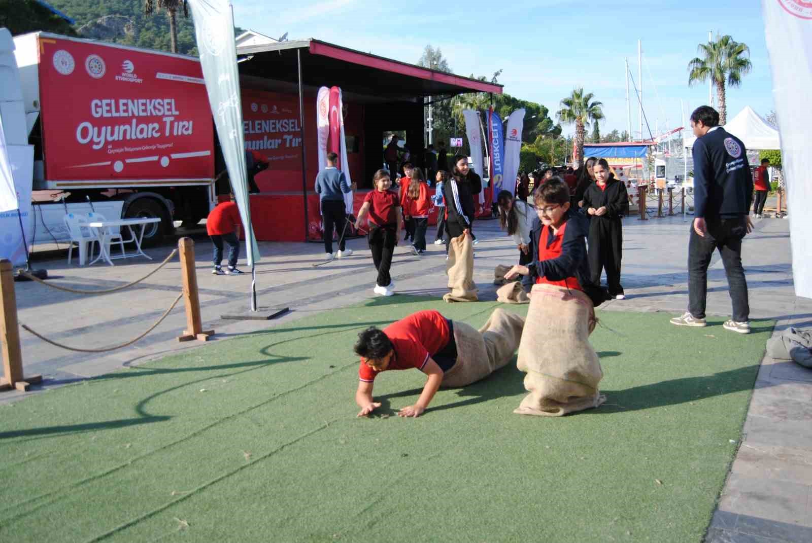 Geleneksel Oyunlar Tırı, ge&ccedil;mişin oyunlarını Fethiye&rsquo;de &ouml;ğrencilerle buluşturdu

