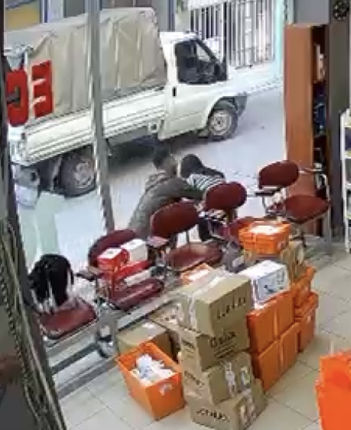 Hava almak için dışarı çıkan eczacının üzerine atladı: "Çıplak sandım"
