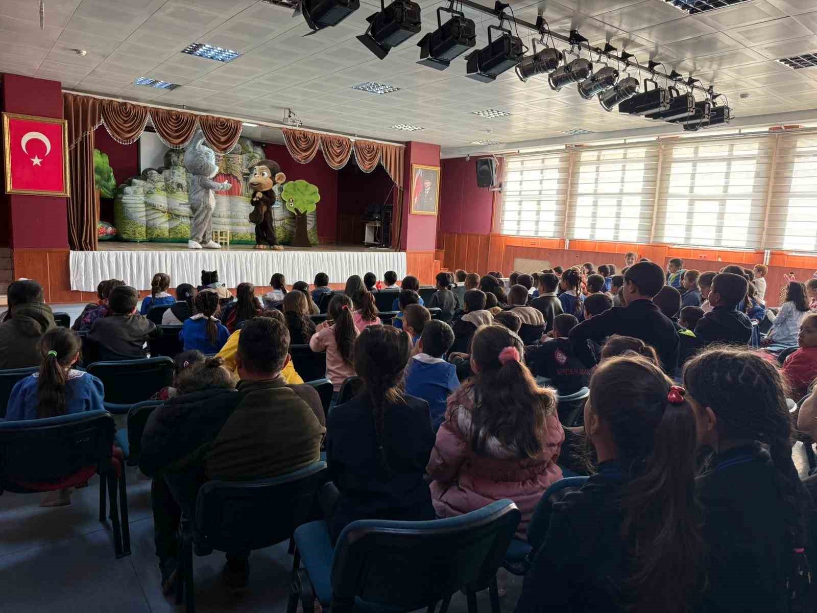 Sarıkamış’ta "Şarkılı Orman" oyununa miniklerden yoğun ilgi
