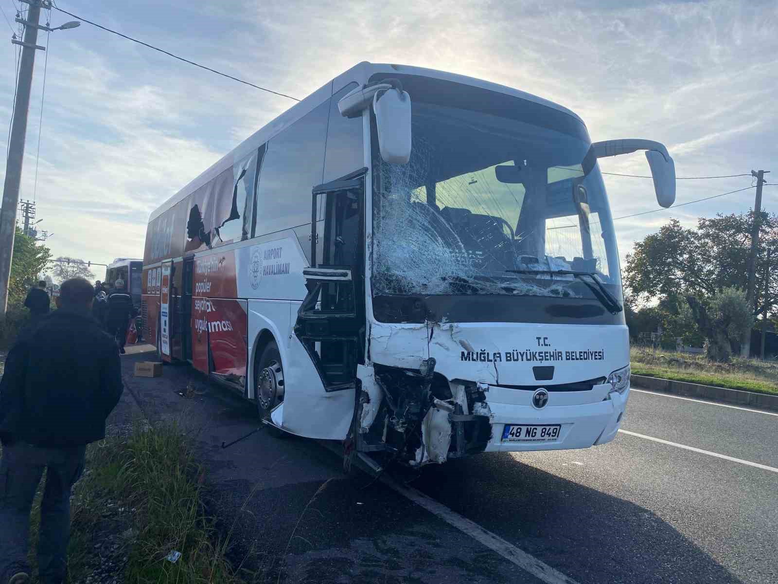Muğla’da otobüs ile minibüs çarpıştı: 2 yaralı
