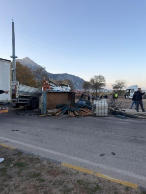 Eğirdir’de iki tırın çarpıştığı kazada sürücülerden biri yaralandı