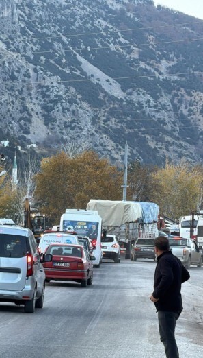 Eğirdir’de iki tırın çarpıştığı kazada sürücülerden biri yaralandı