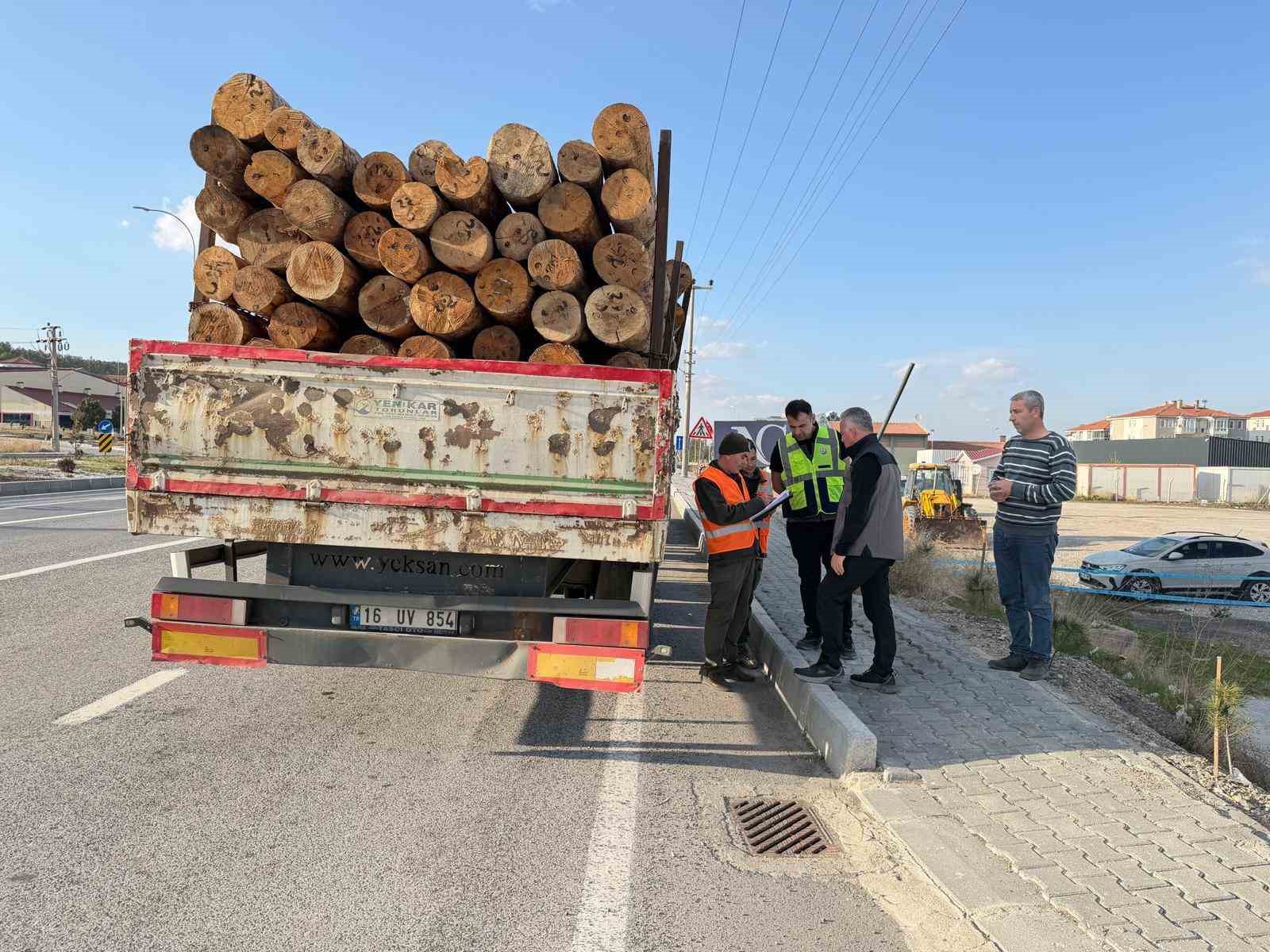 Kütahya’da orman emvali yüklü araçlar denetlendi