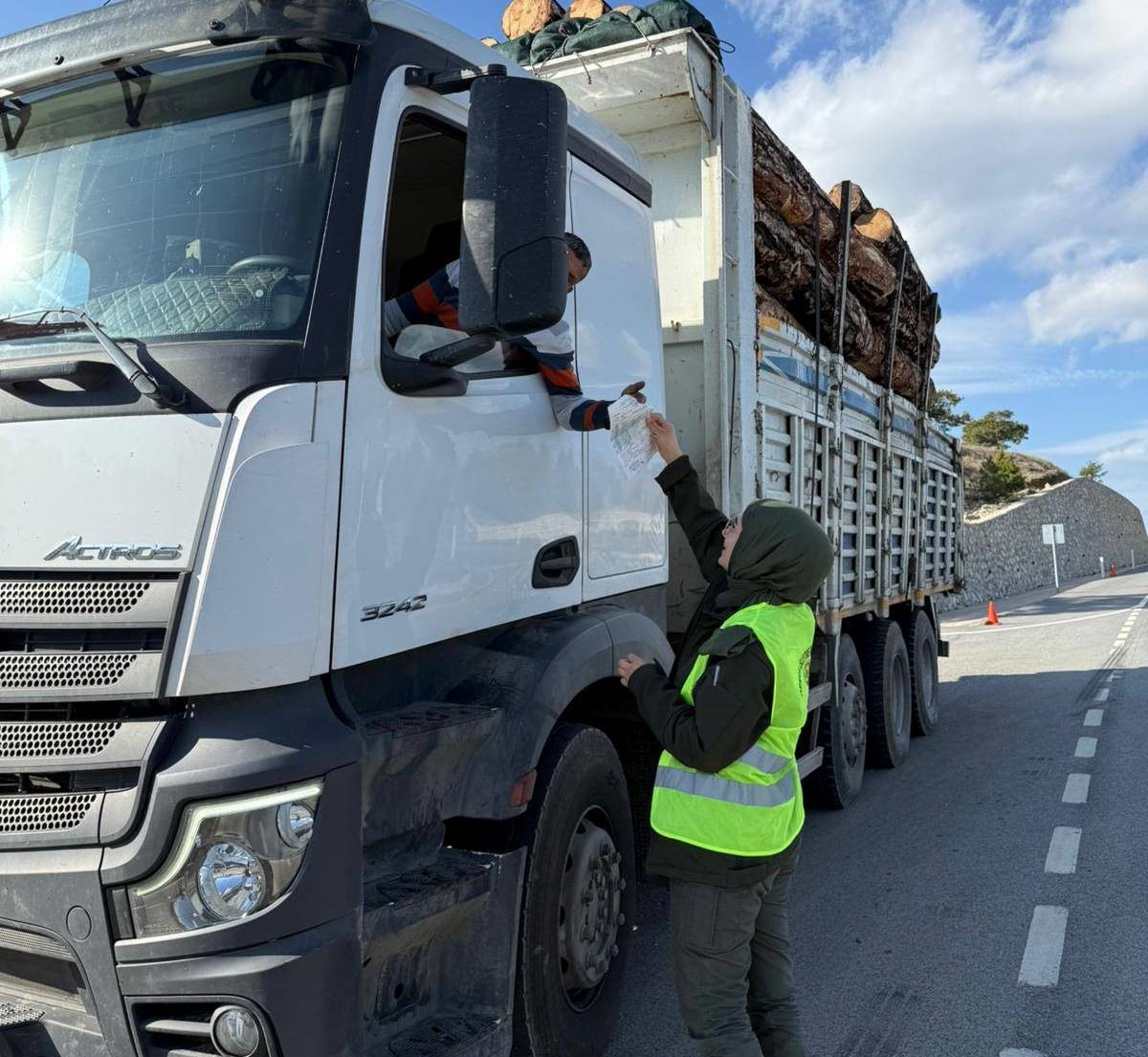 K&uuml;tahya&rsquo;da orman emvali y&uuml;kl&uuml; ara&ccedil;lar denetlendi
