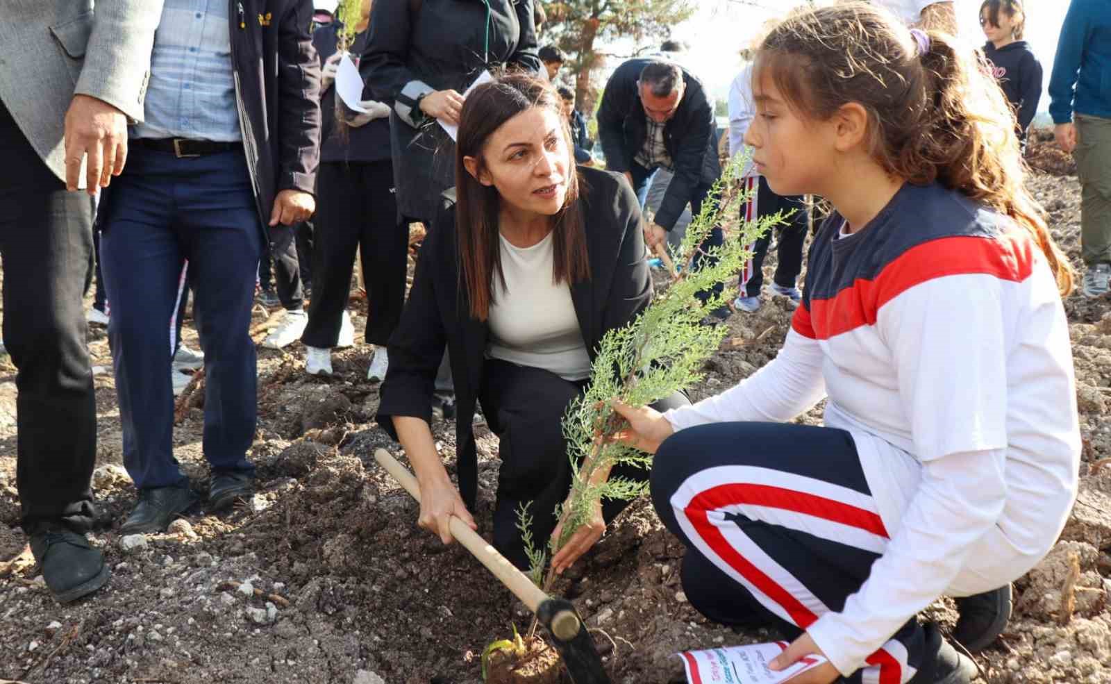 Çanakkale ve Gazze şehitleri için fidanlar toprakla buluştu