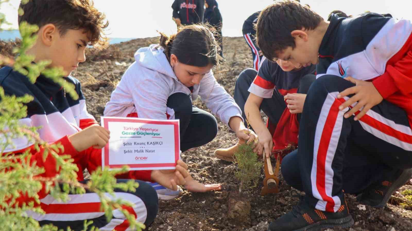 Çanakkale ve Gazze şehitleri için fidanlar toprakla buluştu