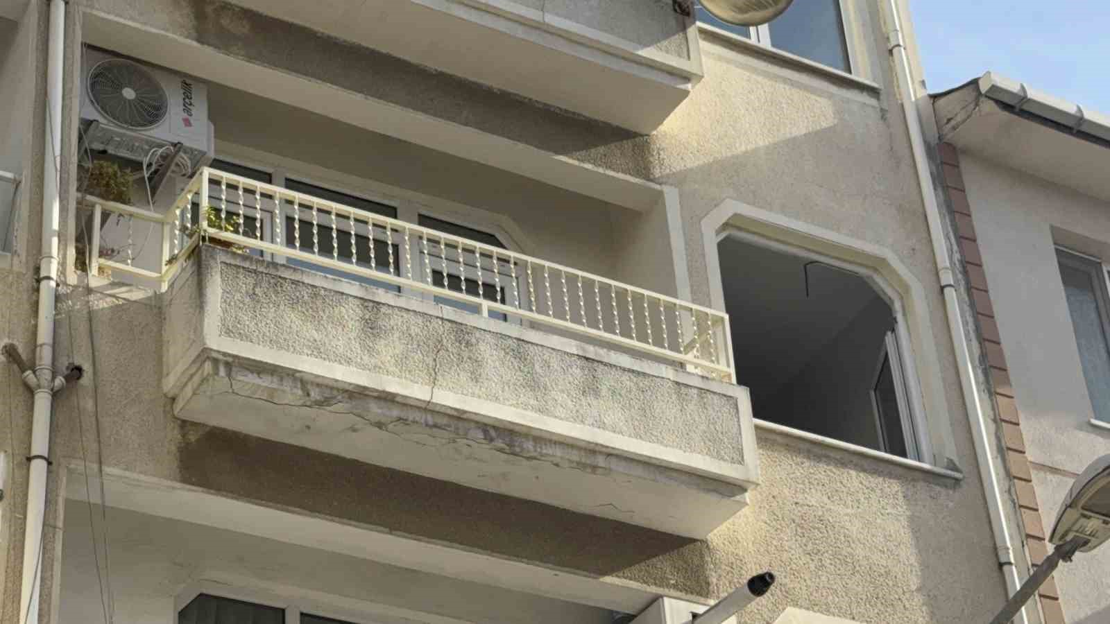 Kolonlarında &ccedil;atlaklar tespit edilen 5 katlı bina m&uuml;h&uuml;rlendi
