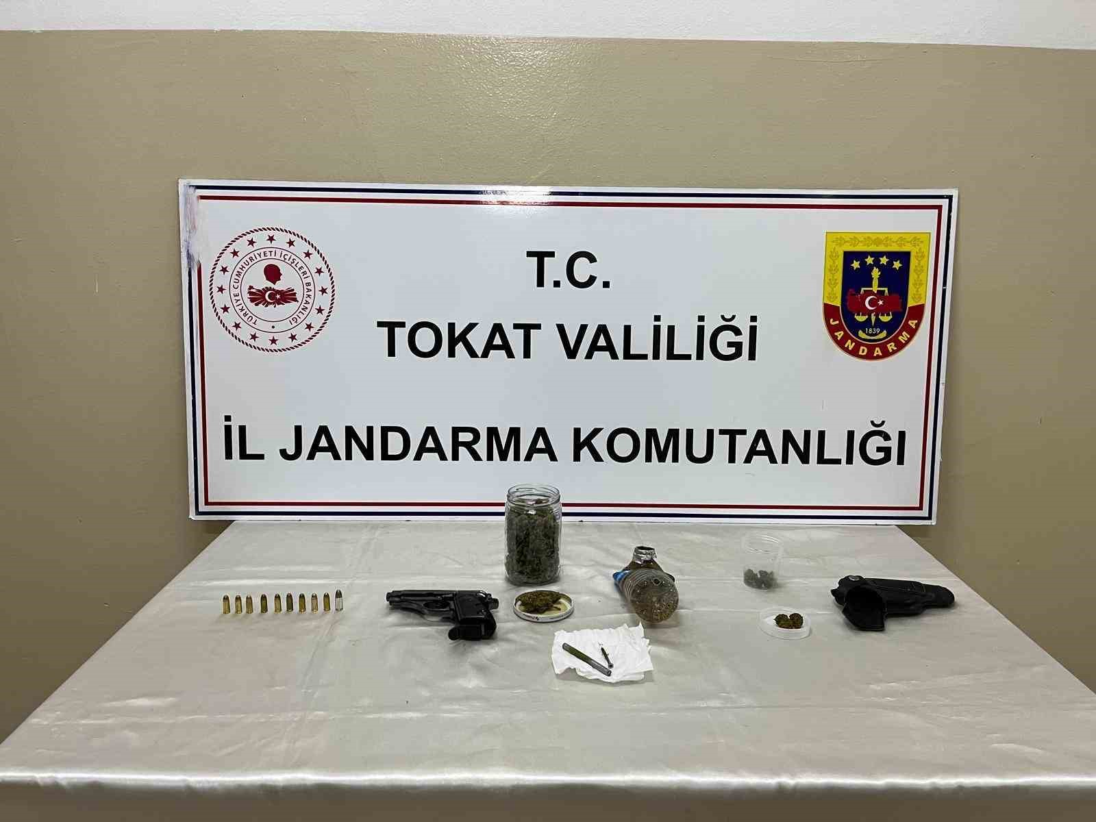 Erbaa’da jandarmadan uyuşturucu ve ruhsatsız silah operasyonu