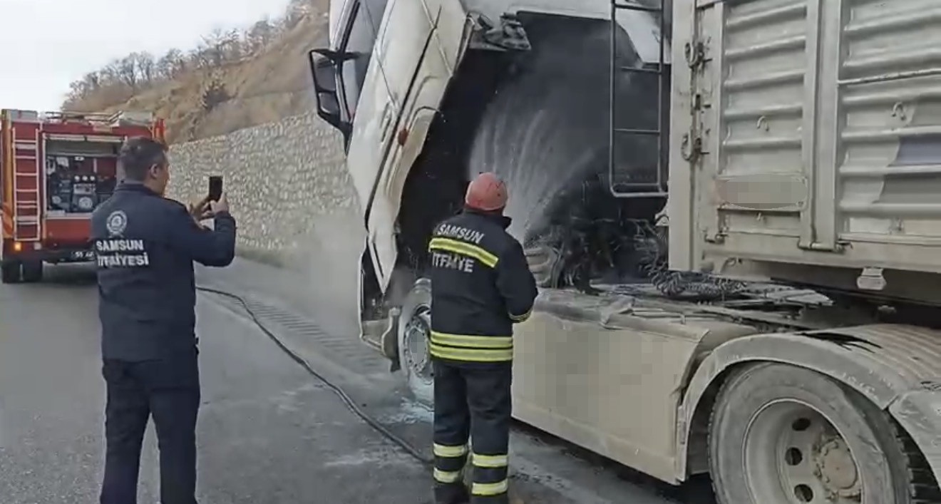 Polislerin hızlı müdahalesi, araç yangınını büyümeden önledi
