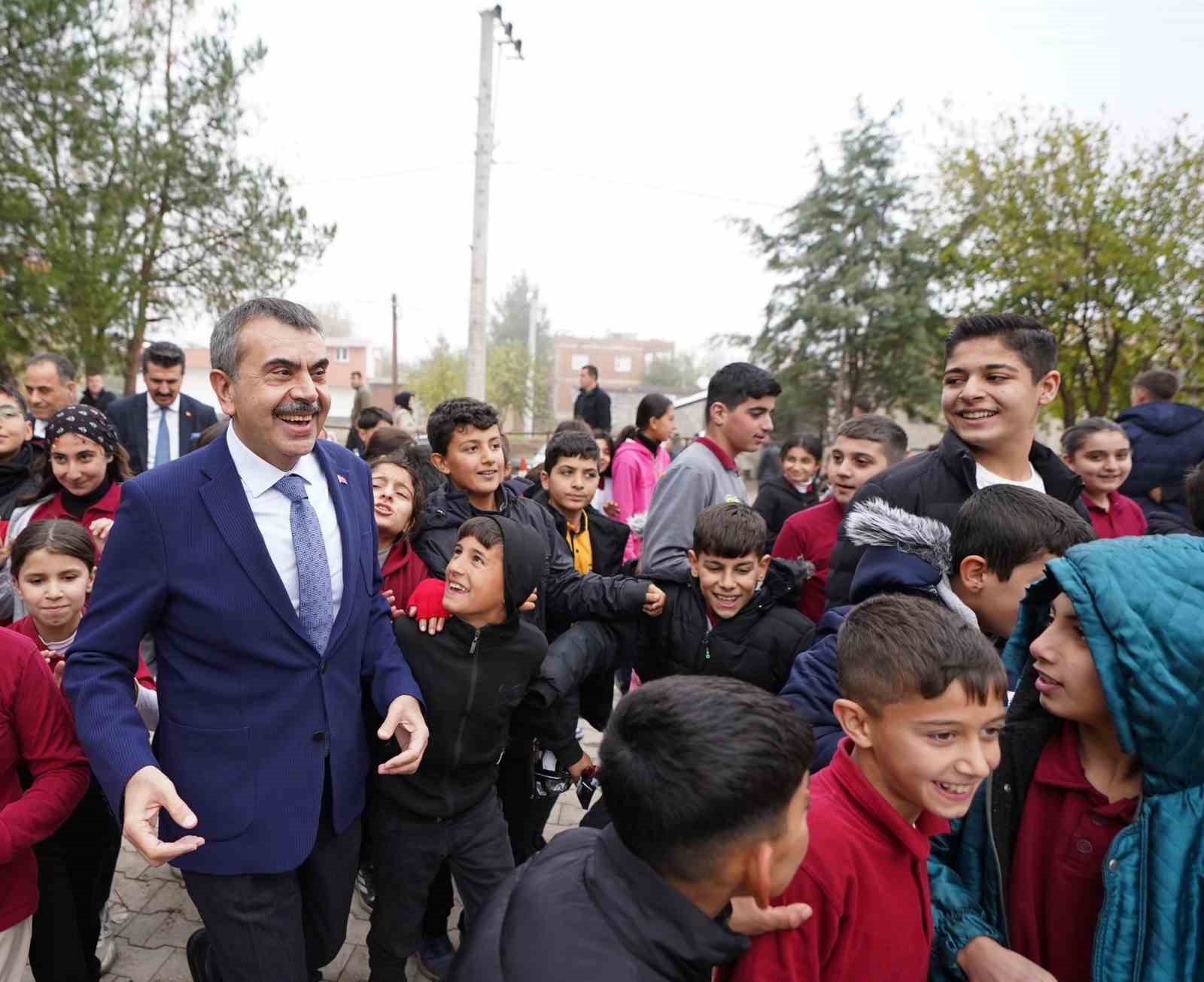 Mardin&rsquo;e giden Bakan Tekin, Diyarbakır&rsquo;da yol g&uuml;zergahında bir okula uğradı
