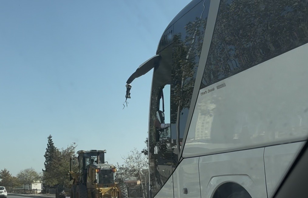 Kırılan aynayı eliyle tutup yolculuğa devam etti