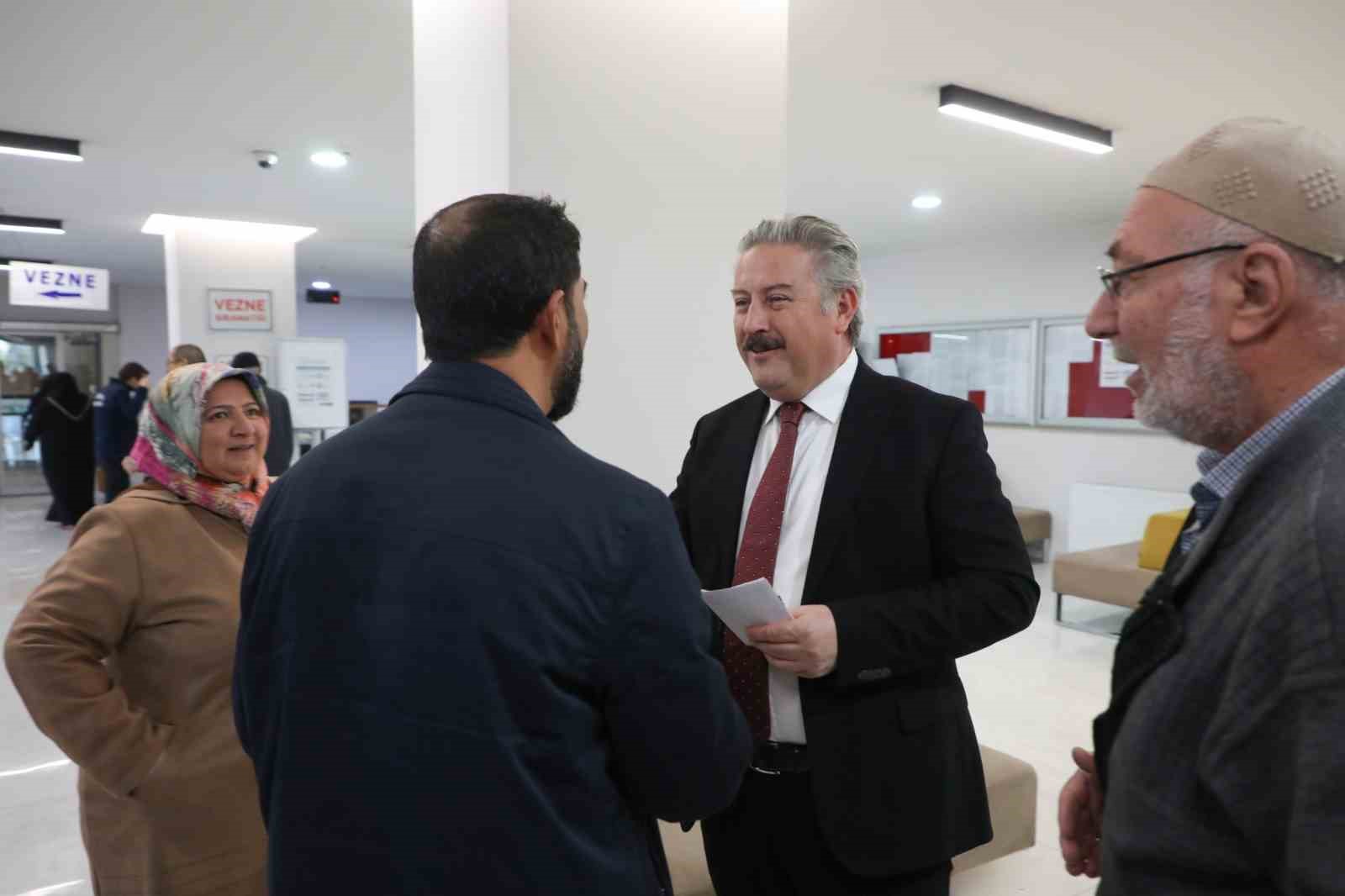 Başkan Palancıoğlu veznede emlak vergisini ödedi