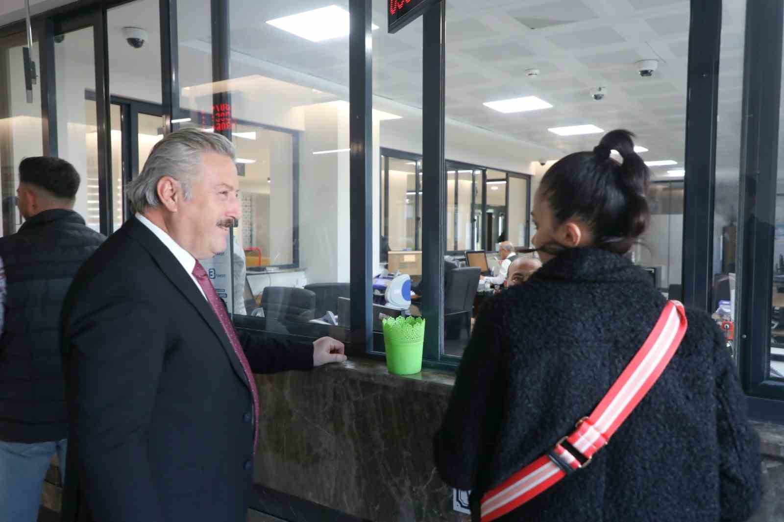 Başkan Palancıoğlu veznede emlak vergisini &ouml;dedi
