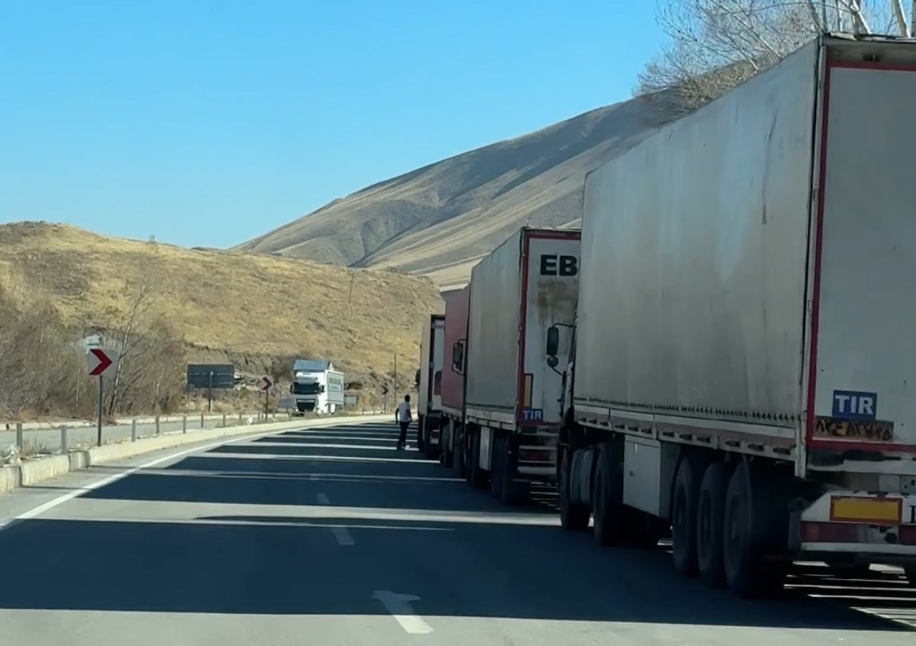 Esendere’de tır kuyruğu 2 kilometreyi buldu