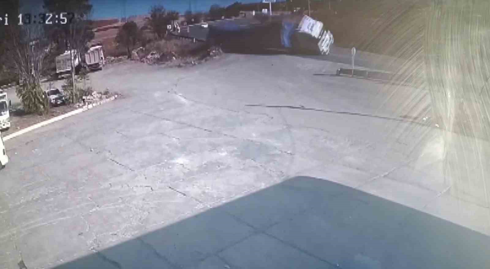 Saman balyalarının yüklü olduğu tır yan yattı