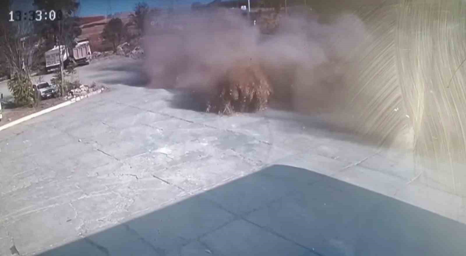 Saman balyalarının yüklü olduğu tır yan yattı

