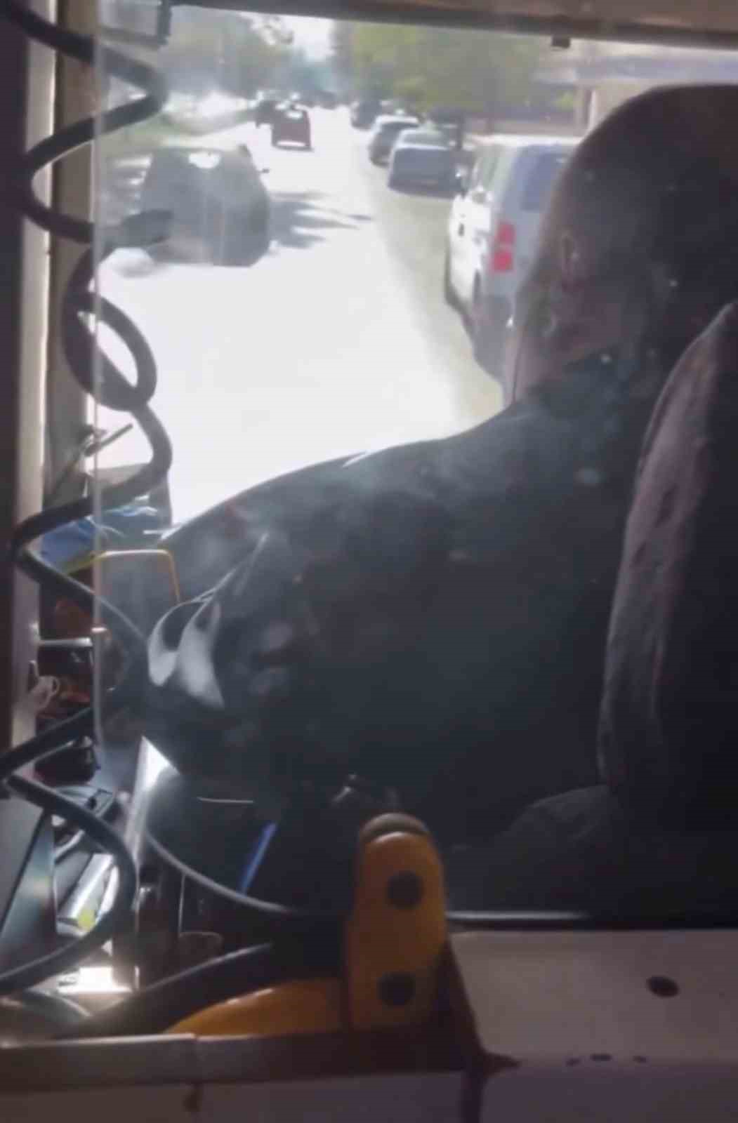 Gaziantep&rsquo;te otob&uuml;s şof&ouml;r&uuml; direksiyon başında video izlerken g&ouml;r&uuml;nt&uuml;lendi
