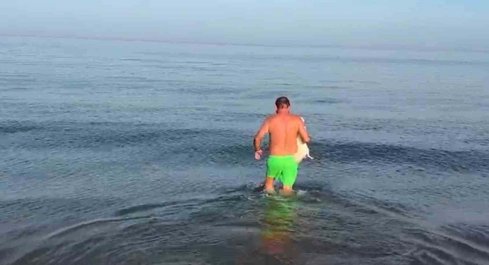 Samsun’da pastırma sıcakları vatandaşı denize çekti
