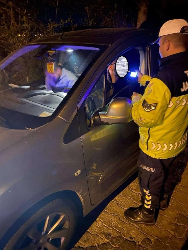 Kurallara uymayan 74 sürücü cezadan kaçamadı