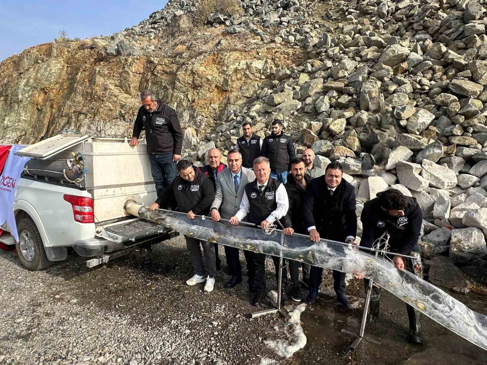 Karakaya Baraj G&ouml;l&uuml;&rsquo;ne 420 bin yavru balık bırakıldı
