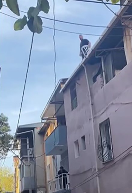 İzmir B&uuml;y&uuml;kşehir ekipleri vatandaşın evine balyozla girdi
