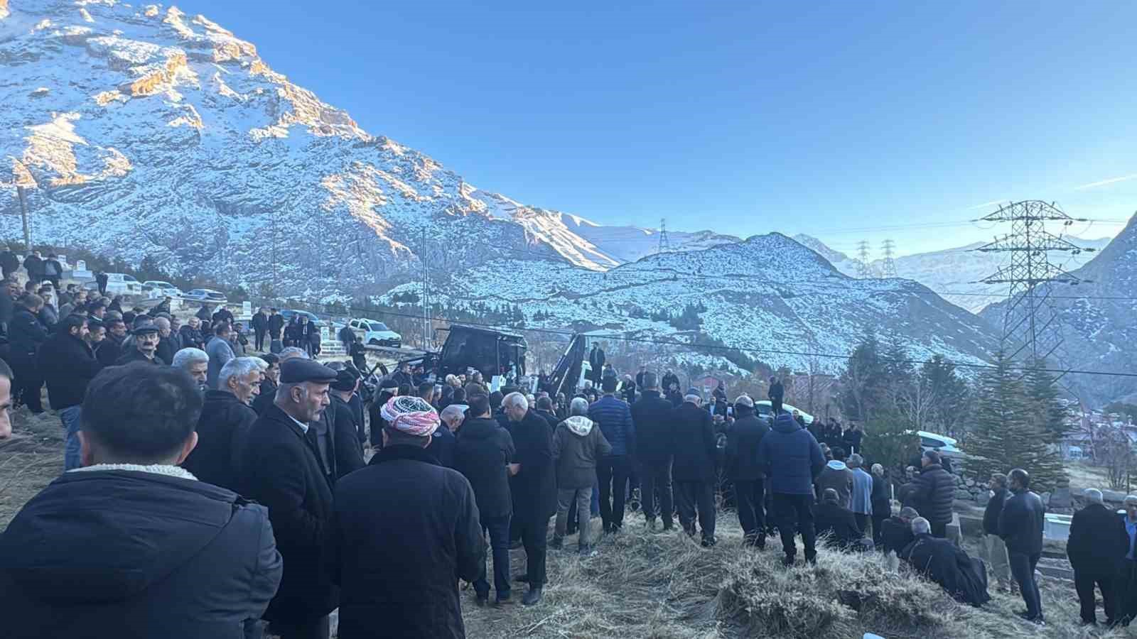 Hakkarili genç öğretmen toprağa verildi